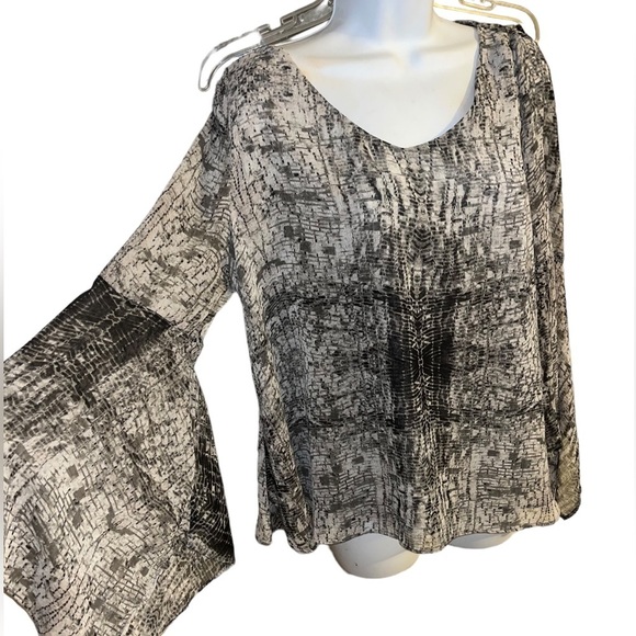 Jennifer Lopez  Flutter Sleeve V- Neck Sheer Top Size L - Picture 4 of 11